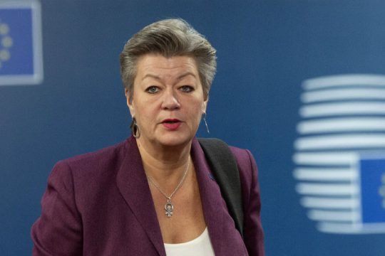 Η Κομισιόν καλεί σε συμβιβασμό για το προσφυγικό στην Ε.Ε.