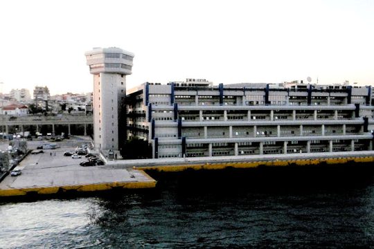 Τραυματισμός λιμενικού από εκπυρσοκρότηση όπλου συναδέλφου του μέσα στο υπουργείο Ναυτιλίας