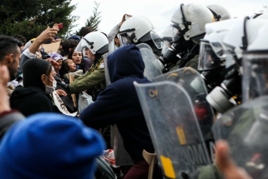 Έκρυθμη η κατάσταση στην Μυτιλήνη μετά την πορεία προσφύγων