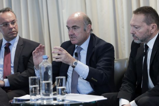Εύσημα, αλλά και υποδείξεις Ντε Γκίντος για τα «κόκκινα» δάνεια