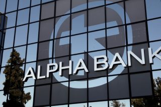 Με ρήτρα μισθολογικής προστασίας η νέα σύμβαση της Alpha Bank