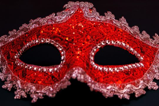 Bal masqué με προστατεύομενους μάρτυρες