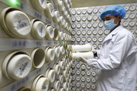 Εμβόλιο αλήθειας στην επιδημία συνωμοσίας