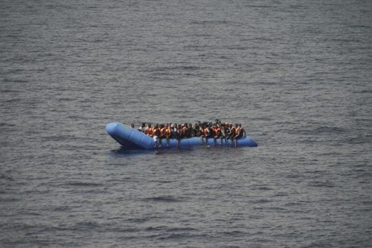 Μ’ αεροπλάνα και βαπόρια, αλλά με μαύρη την ψυχή