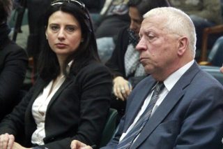 Ο Μουτζούρης ξαναζητά διάλογο στου κουφού την πόρτα…