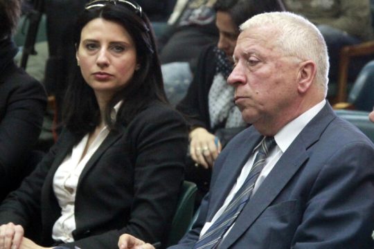 Ο Μουτζούρης ξαναζητά διάλογο στου κουφού την πόρτα…