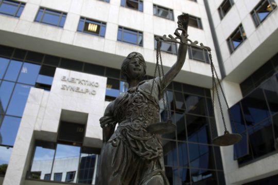 Το Δημόσιο δικάζει τα «πειραγμένα» πτυχία