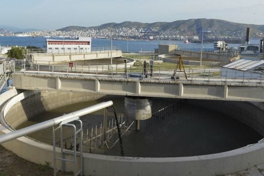 Απευθείας αναθέσεις και παρέλαση συμβούλων