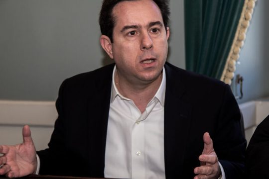 Τα 4+1 fake news Μηταράκη για τα νησιά