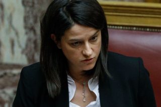Πέφτει ο «γαλάζιος» πέλεκυς στην Παιδεία