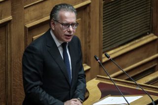 Με ΜΚΟ, γιατρούς και δικηγόρους τα έβαλε ο Κουμουτσάκος