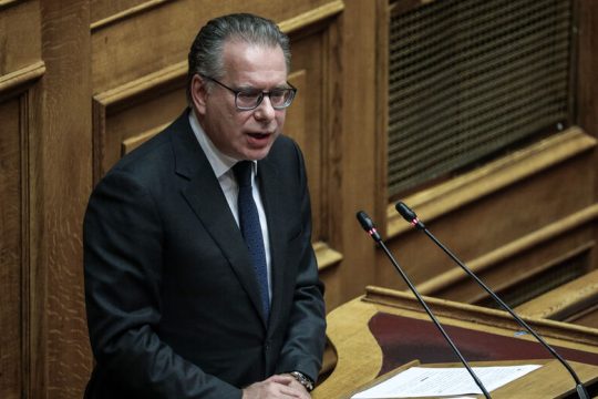 Με ΜΚΟ, γιατρούς και δικηγόρους τα έβαλε ο Κουμουτσάκος