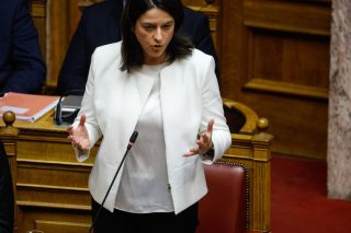 Ξηλώνει και ξαναράβει