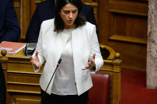 Ξηλώνει και ξαναράβει