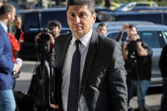 Ως τον εισαγγελέα και το Μαξίμου!