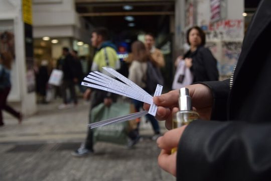 Τα κορίτσια της προώθησης σφίγγουν τα δόντια πίσω από τα χαμόγελα