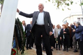 ΑποκαθηλώΣτΕ τους δωσίλογους