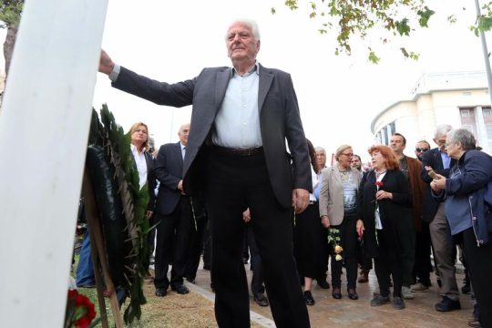 ΑποκαθηλώΣτΕ τους δωσίλογους
