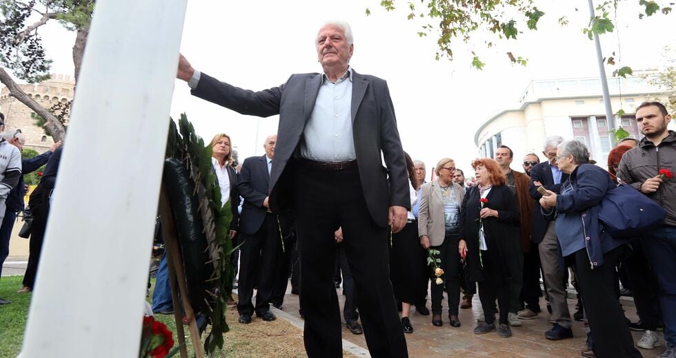 ΑποκαθηλώΣτΕ τους δωσίλογους
