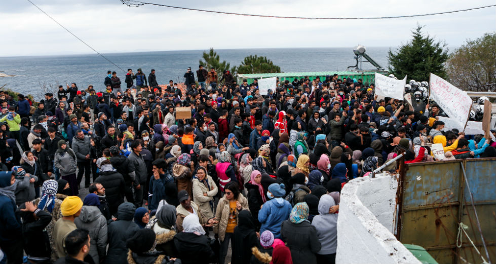 «Ελευθερία» ζητούν οι πρόσφυγες στη Μόρια