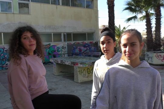 Χανιά: Μαθήτριες έφτιαξαν γάντι που μεταφράζει τη νοηματική γλώσσα