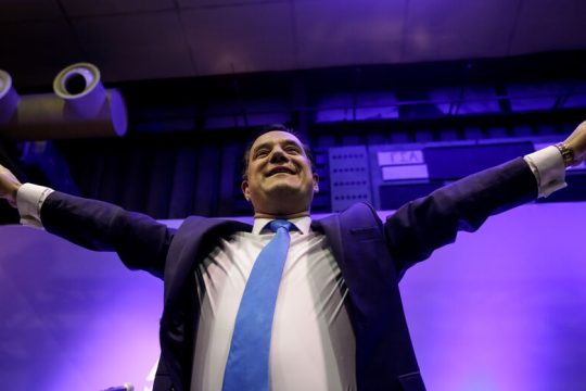 Κατεδαφίζει την α΄ κατοικία