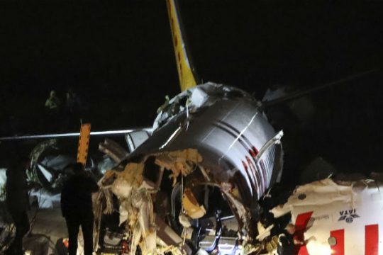 Κόπηκε στα τρία αεροσκάφος σε αεροδρόμιο της Κωνσταντινούπολης