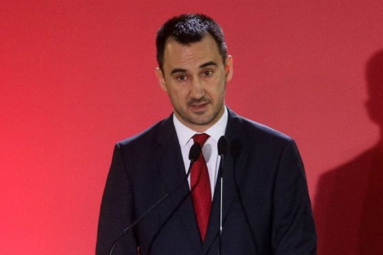 «Η κυβέρνηση υπονομεύει την ενεργειακή μετάβαση ευνοώντας λίγους και εκλεκτούς»