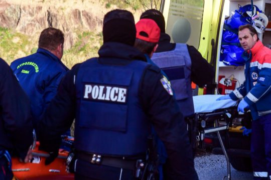 Κόρινθος: Καταδίωξη με πυροβολισμούς και δύο τραυματίες