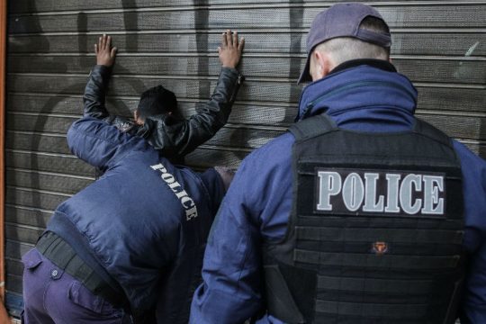 Αθρόες προσαγωγές σε αστυνομική επιχείρηση στη Μενάνδρου