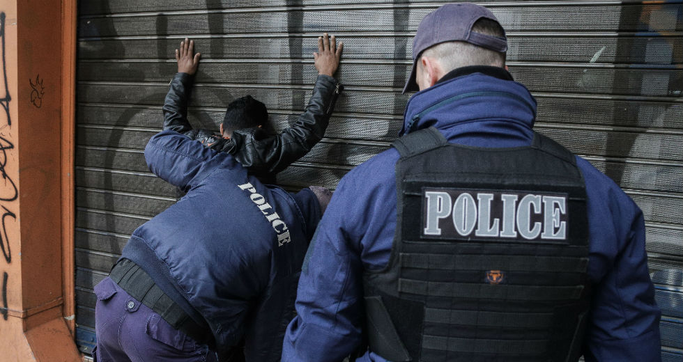 Αθρόες προσαγωγές σε αστυνομική επιχείρηση στη Μενάνδρου
