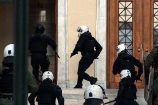 Διέκοψαν τα μαθήΜΑΤα στην ΑΣΟΕΕ με όργιο αστυνομικής βίας