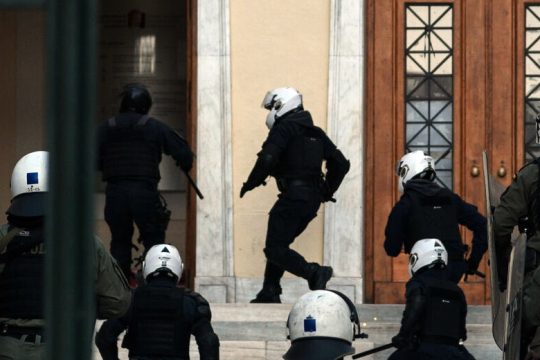 Διέκοψαν τα μαθήΜΑΤα στην ΑΣΟΕΕ με όργιο αστυνομικής βίας