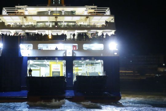 Έρευνες στον Σαρωνικό για αγνοούμενο επιβάτη του «Blue Star 2»