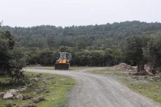 Με μπλόκο στις μπουλντόζες προειδοποιεί ο Μουτζούρης – Τι απαντά η κυβέρνηση