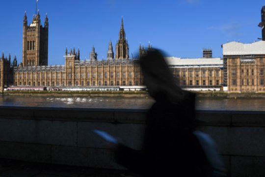Σεξιστική επίθεση κατά Βρετανίδας βουλευτή για έναν γυμνό ώμο