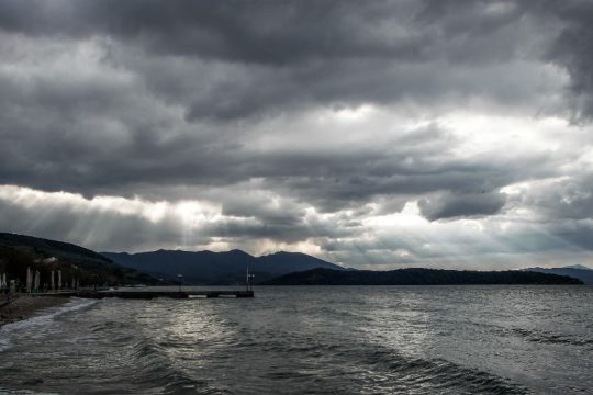 Φθινοπωρινό το σκηνικό του καιρού με βροχές, καταιγίδες, αλλά και μικρή άνοδο θερμοκρασίας