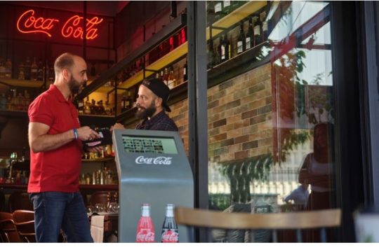 Με νέες εποχικές θέσεις ενισχύει η Coca-Cola Τρία Έψιλον τη μεγαλύτερη Ομάδα Πωλήσεων του κλάδου