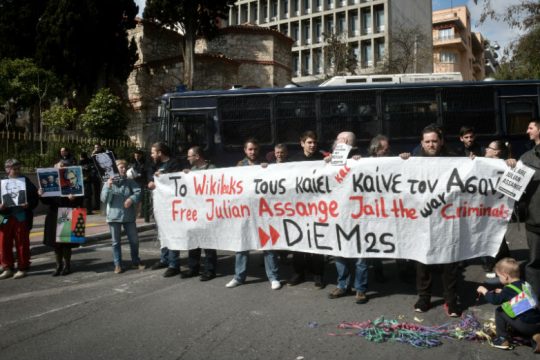 Διαμαρτυρία για τον Ασάνζ στη βρετανική πρεσβεία της Αθήνας