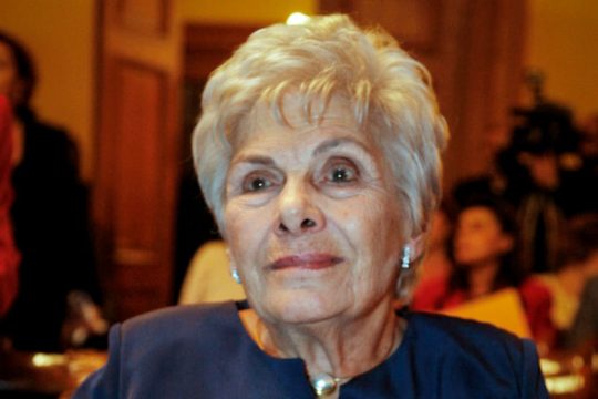 Παραμένει διασωληνωμένη η Κική Δημουλά
