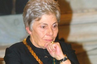 «Παυσίπονη σταγόνα η ποίηση, σε έναν ωκεανό λύπης»