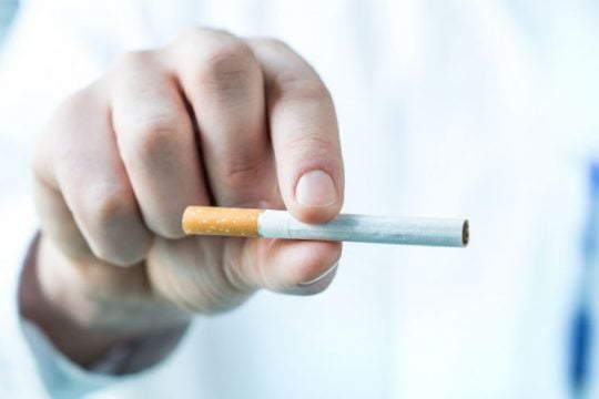Έλεγχοι στα νοσοκομεία για γιατρούς και λοιπό προσωπικό που καπνίζει