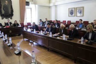 Παίζουν τα ρέστα τους Ν.Δ. και ΚΙΝ. ΑΛΛ.