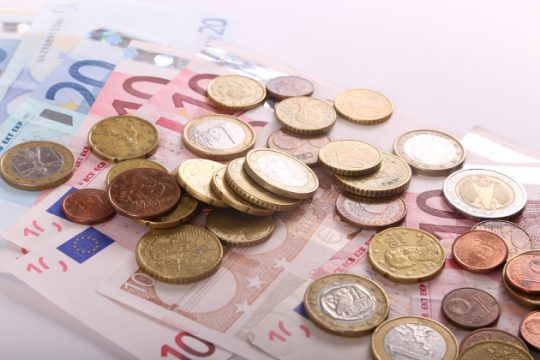 Στα 4,6 δισ. ευρώ το πρωτογενές πλεόνασμα στο α’ εξάμηνο του 2025- 32,2 δισ. έσοδα από φόρους