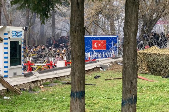 Χιλιάδες άνθρωποι όμηροι των παιχνιδιών του Ερντογάν στον Έβρο