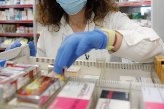 Για παραπληροφόρηση κατηγορούν τον Κικίλια οι φαρμακοποιοί Θεσσαλονίκης