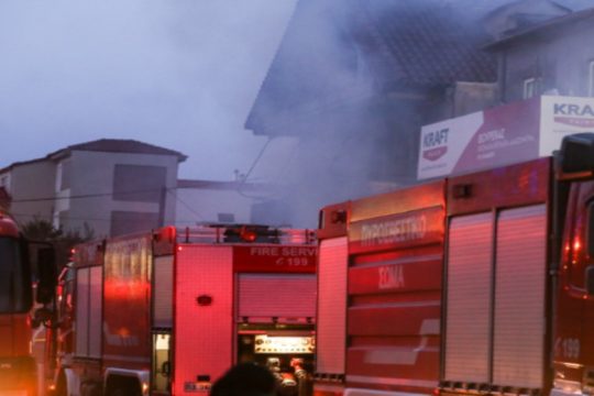 Υπό έλεγχο η φωτιά σε συνεργείο στον Γέρακα