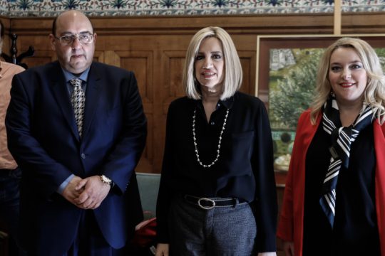 «Ρίχνουν λάδι στη φωτιά του προσφυγικού»
