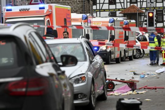 Αυτοκίνητο έπεσε πάνω σε καρναβαλιστές στη Γερμανία