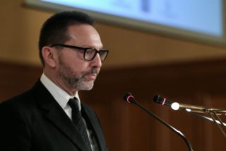 Η Φρανκφούρτη «δείχνει» Στουρνάρα